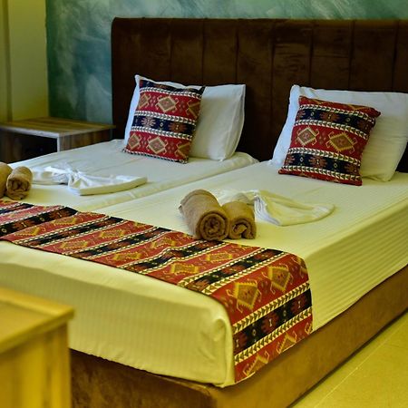 Te Bujtina Hotel- Cozy Stay With Traditional Breakfast Near Beach Golem  Exterior foto