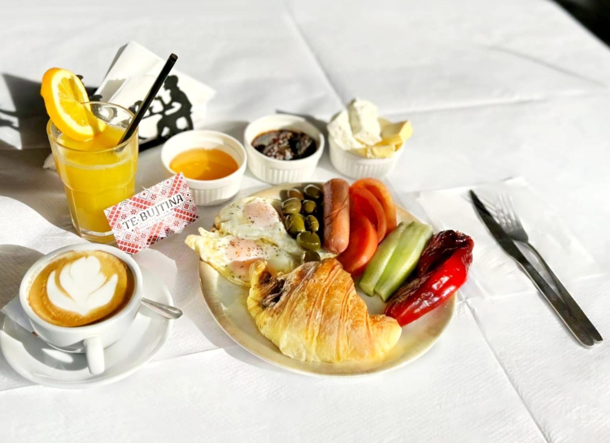 Te Bujtina Hotel- Cozy Stay With Traditional Breakfast Near Beach Golem  Exterior foto