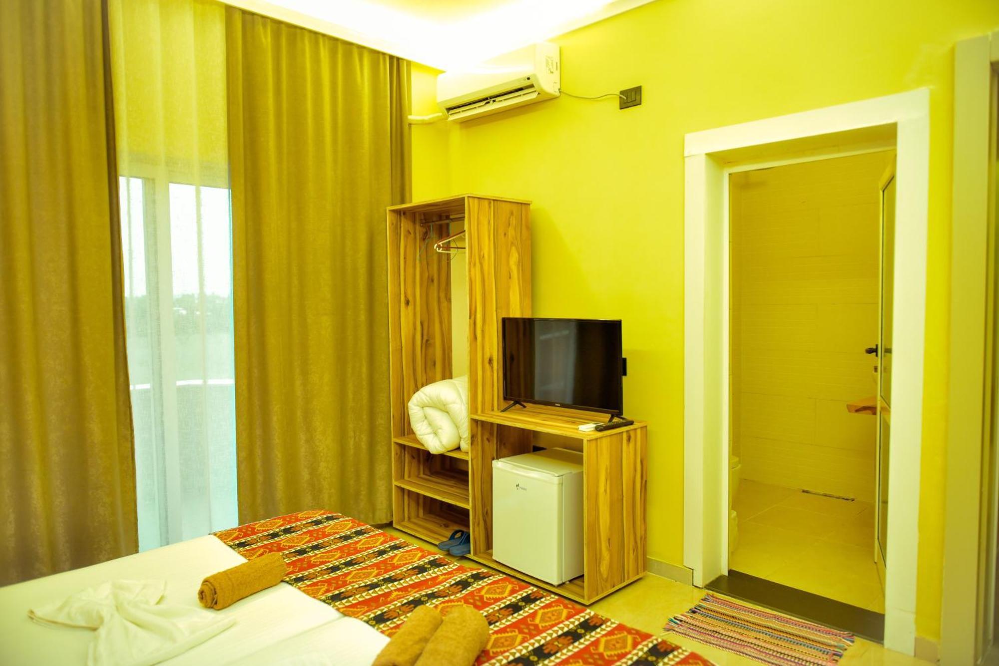 Te Bujtina Hotel- Cozy Stay With Traditional Breakfast Near Beach Golem  Exterior foto
